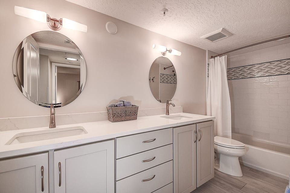 Guest bath with dual sinks, tub/shower combo