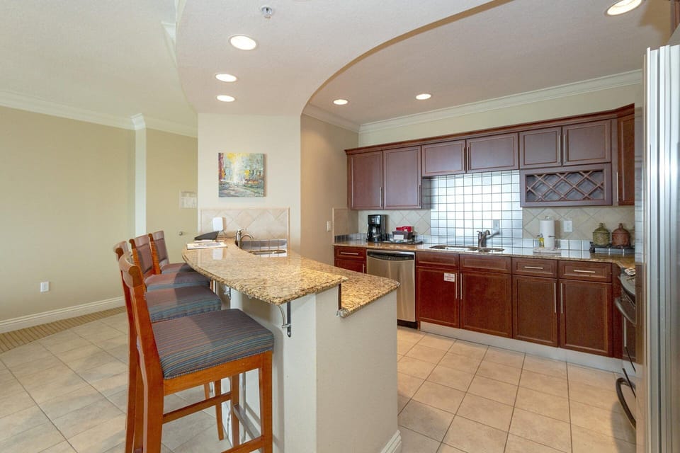 Spacious kitchen with plenty of cookware. Even an air fryer!