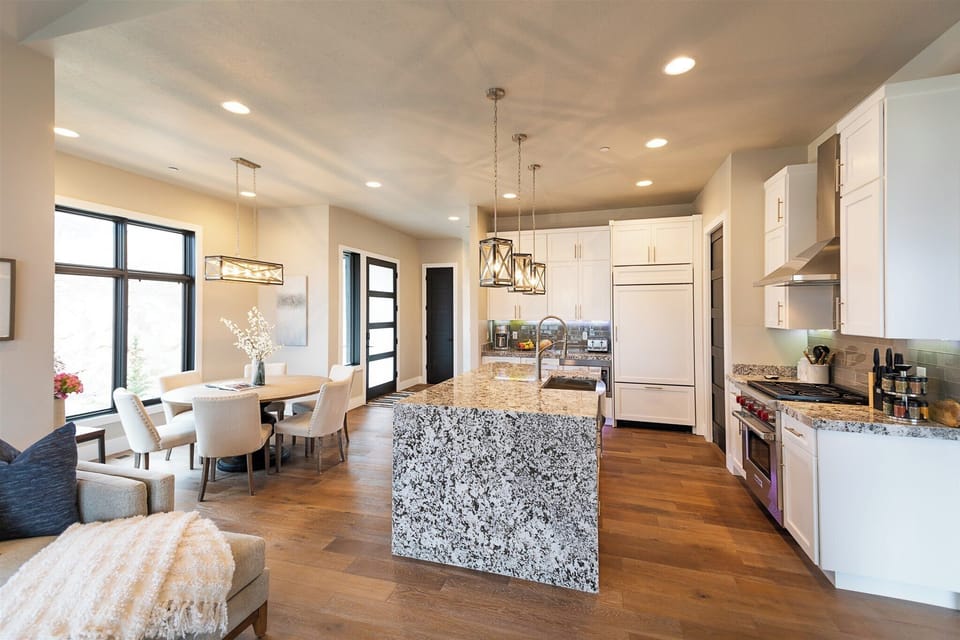 Main floor - Kitchen / Dining