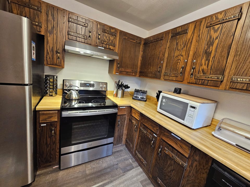 Well-stocked kitchen has everything you need to cook for & serve a large group!