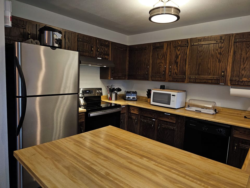 Full-sized fridge, stove & oven, D/W, microwave, toaster, plus nice dishes!