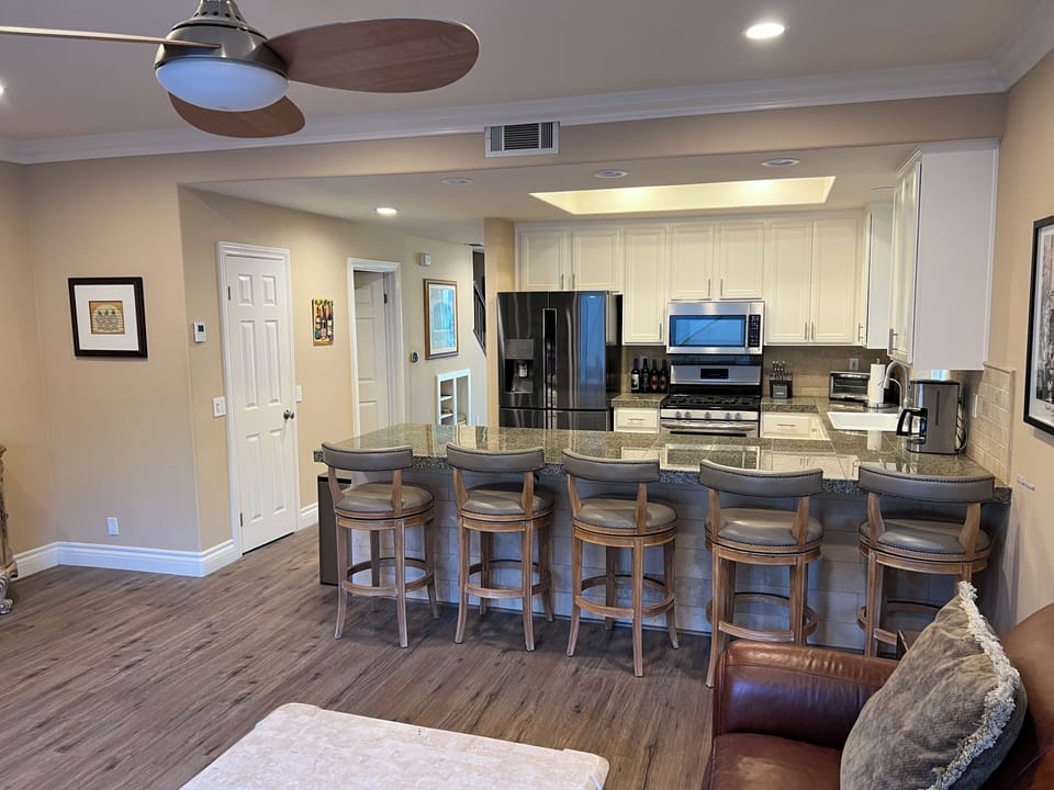 Kitchen seating area