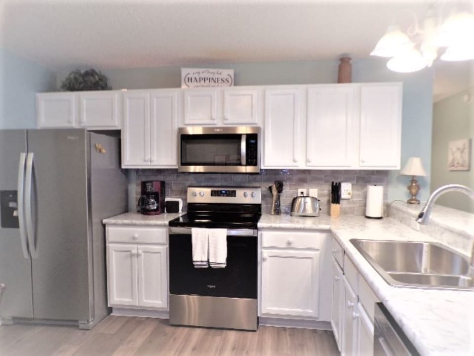 Spacious kitchen, new appliances and counters