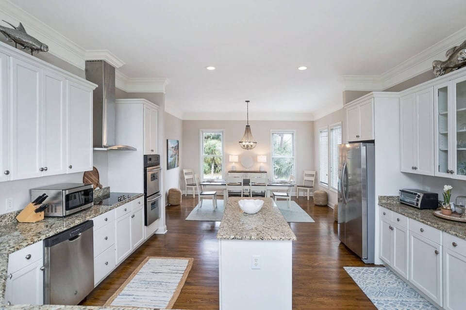 Spacious kitchen with all the necessities!