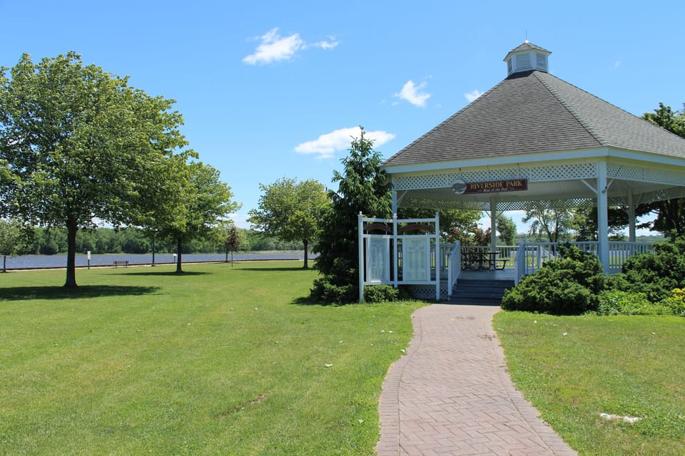 Coxsackie riverside park w/ playground, dock & weekly farmer's market
