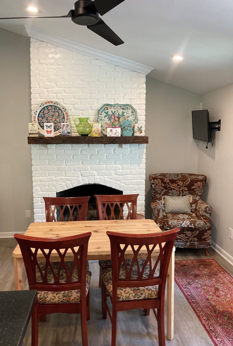 Fireplace and dining table 