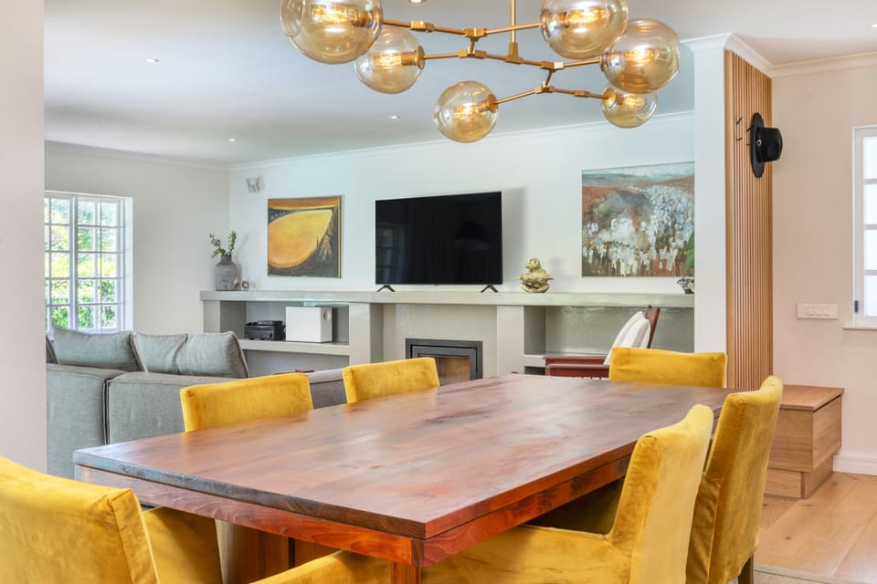 Showing the flow from the kitchen to the dining area to the lounge.Open plan.