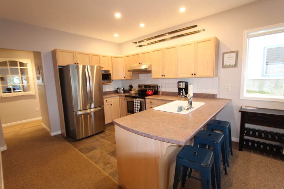 Breakfast Bar - Seats 3 