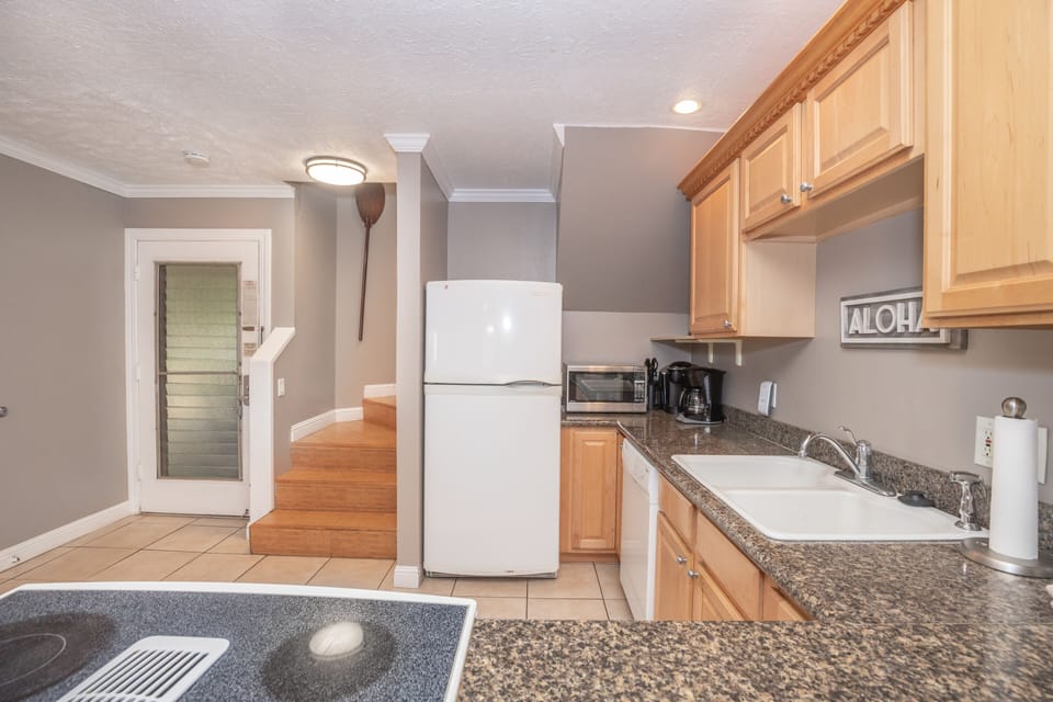 Kahana Sunset D10 - Kitchen