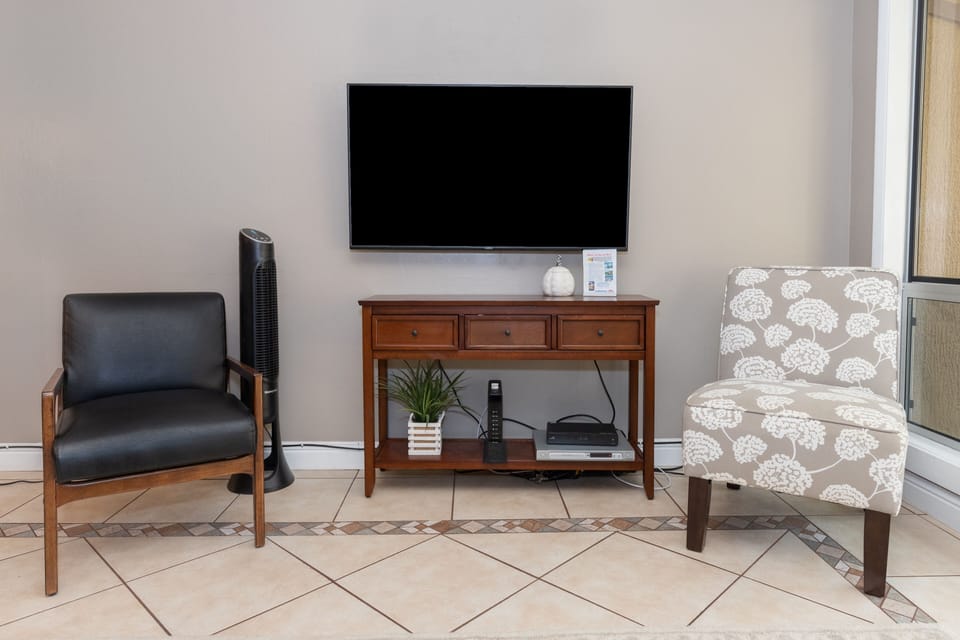 Kahana Sunset D10 - Living Room TV