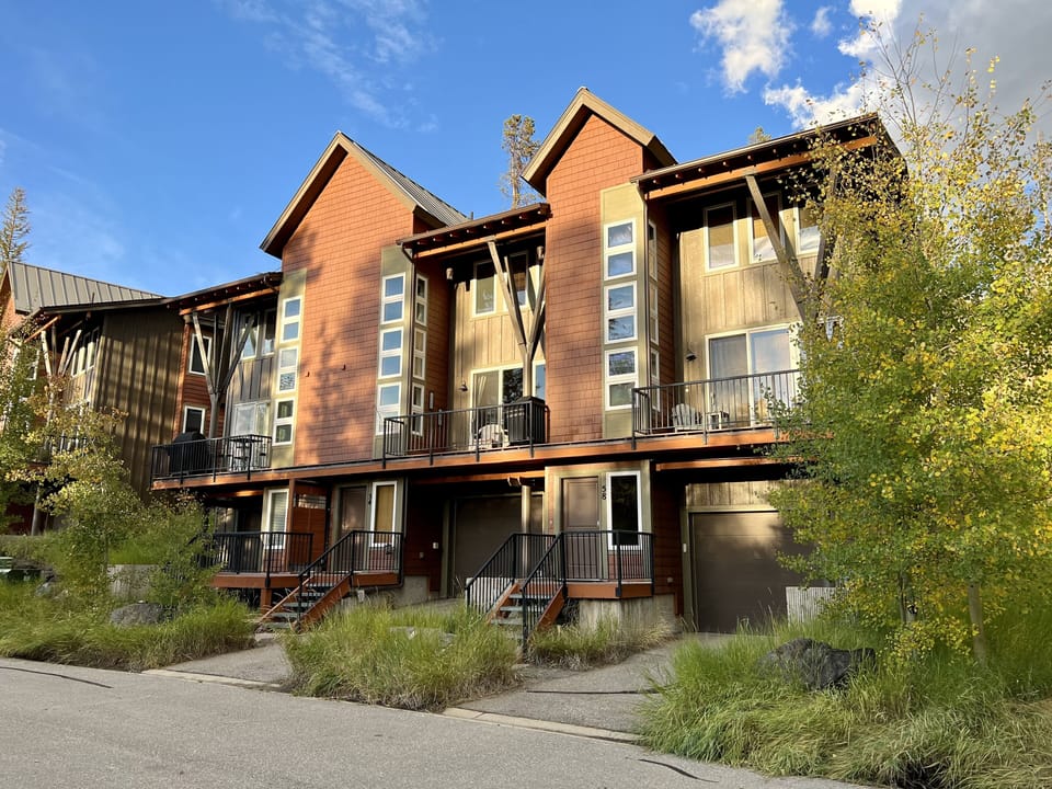 Middle Unit townhome with balcony area and 1 can garage