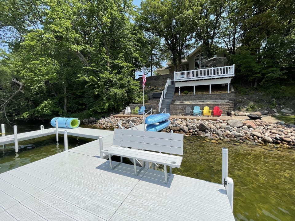 Dock, boat lift, lilipad and 2 kayaks  available  from mid June to mid September