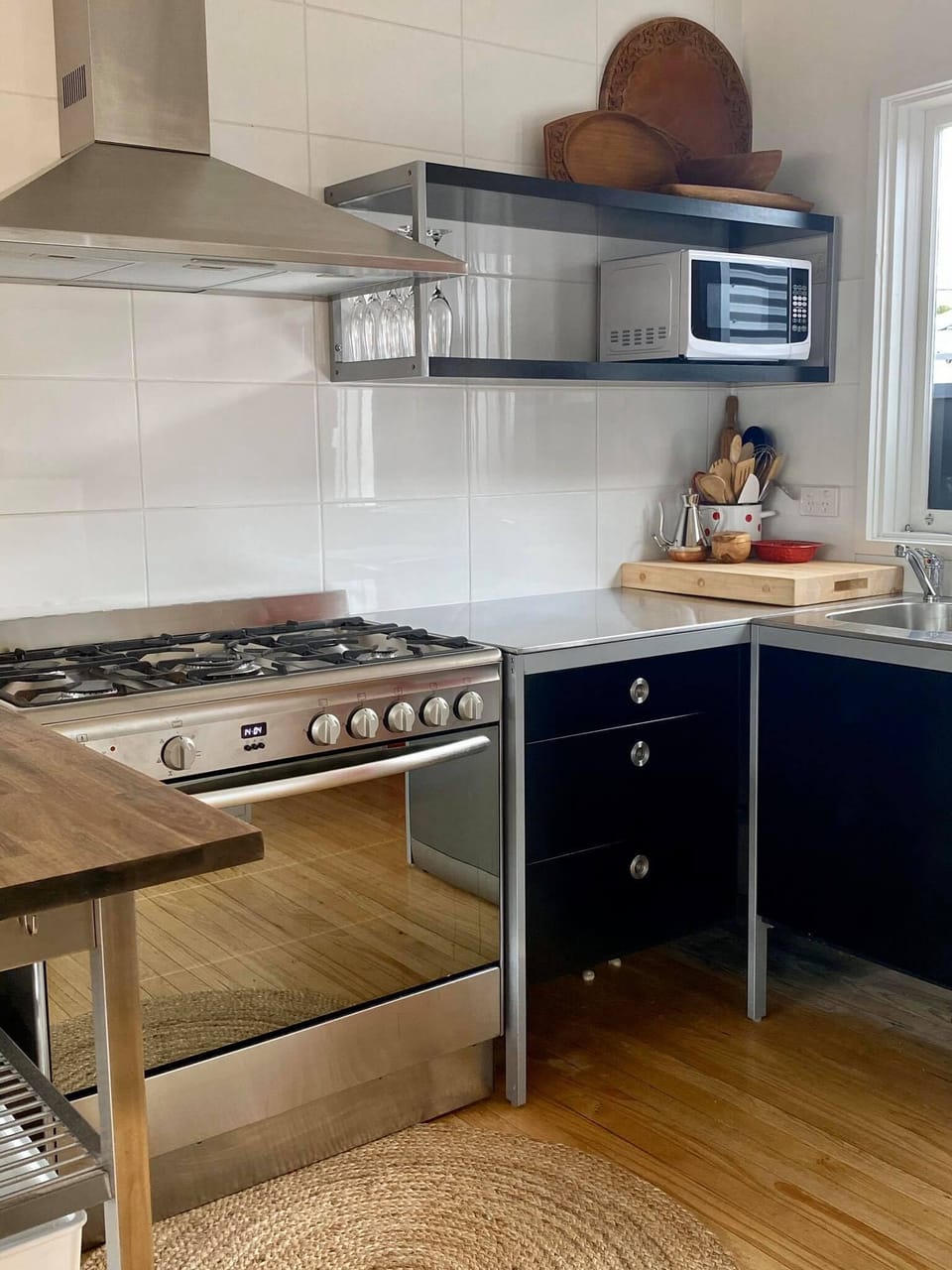 Commercial sized oven with plenty of food preparation space 