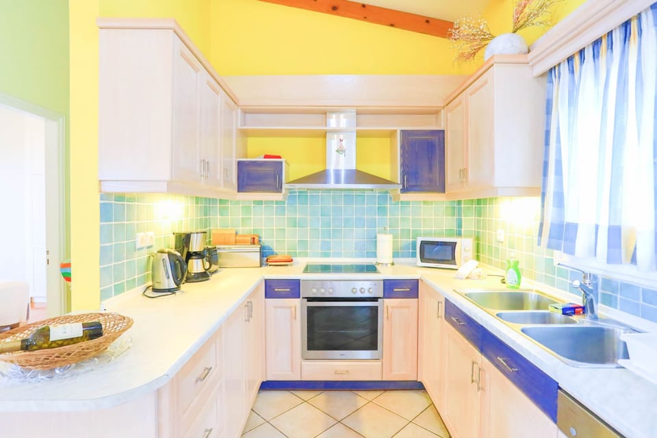Fully furnished kitchen