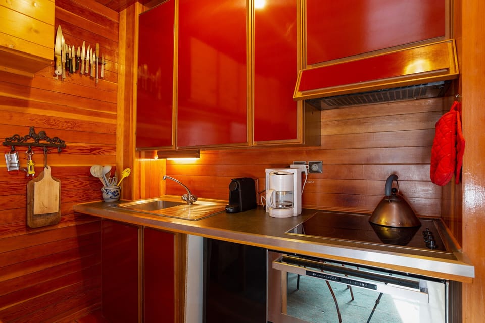 Well equipped kitchen with a dishwasher