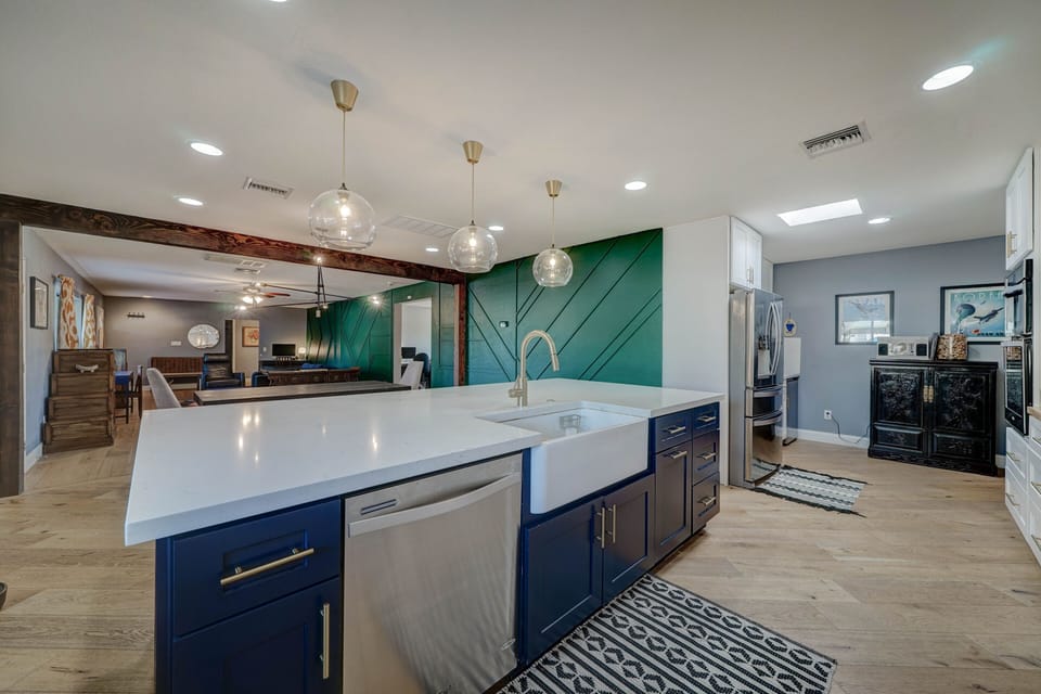 Mid-century modern, newly remodeled kitchen w/wall oven/gas stove/all appliances