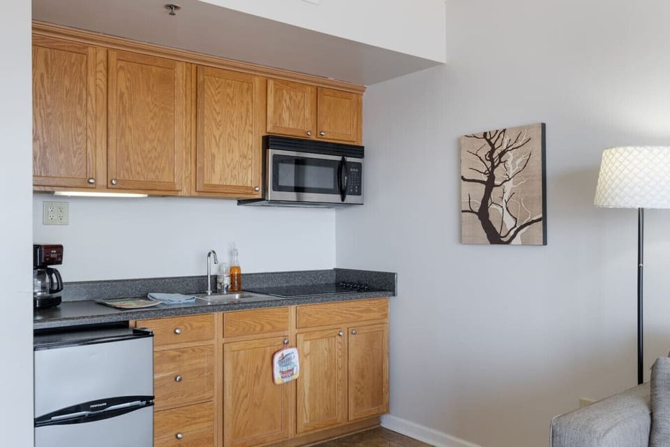 [Kitchenette] stovetop + toaster oven+ mini fridge + microwave + drip coffee maker
