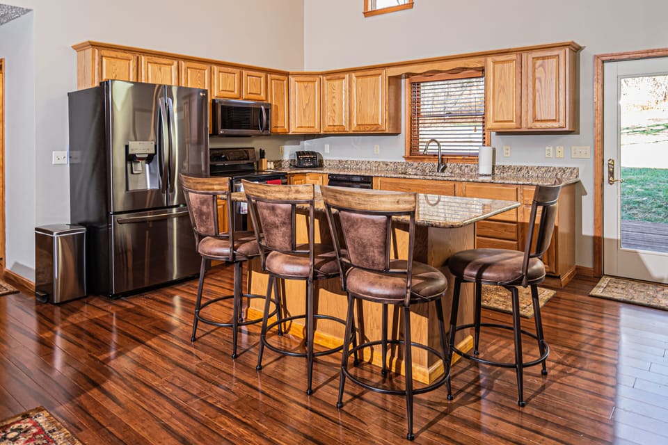 Full Kitchen - Breakfast Bar Seating for 4