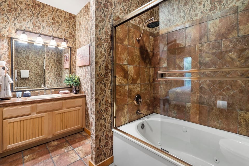 Main Floor Bathroom - Jetted Tub