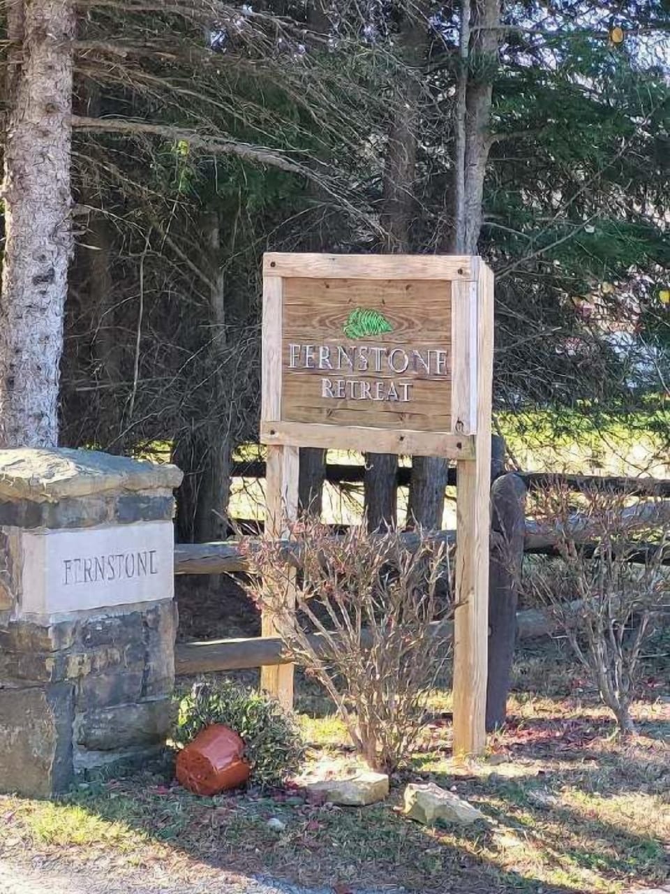The Pebblestone Cottage is not visible from the road. Please turn in the main entrance to Fernstone Retreat, between the stone pillars.