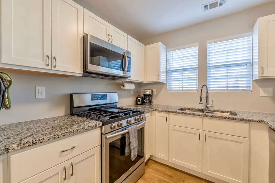 Chef's favorite, a gas stovetop in the kitchen.