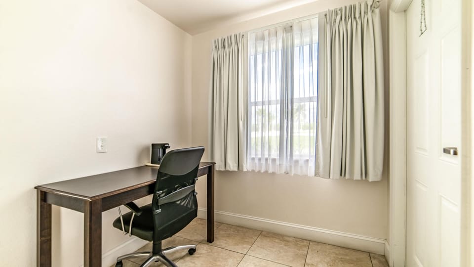Everglades City Motel - ADA King Motel Room image 3