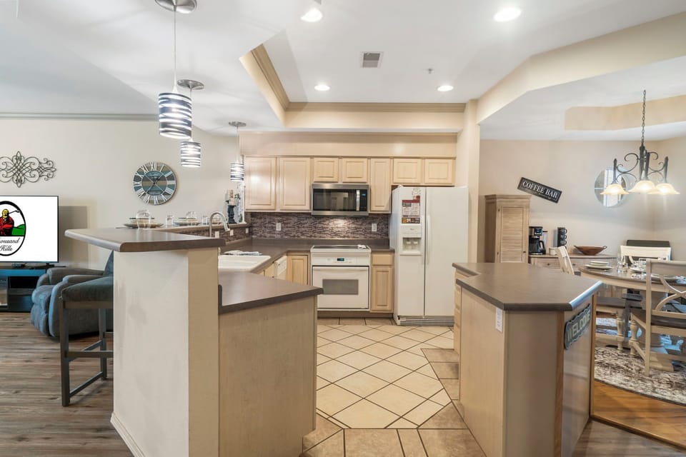 Full Kitchen with Major Appliances, Kitchen Island, Dining Area