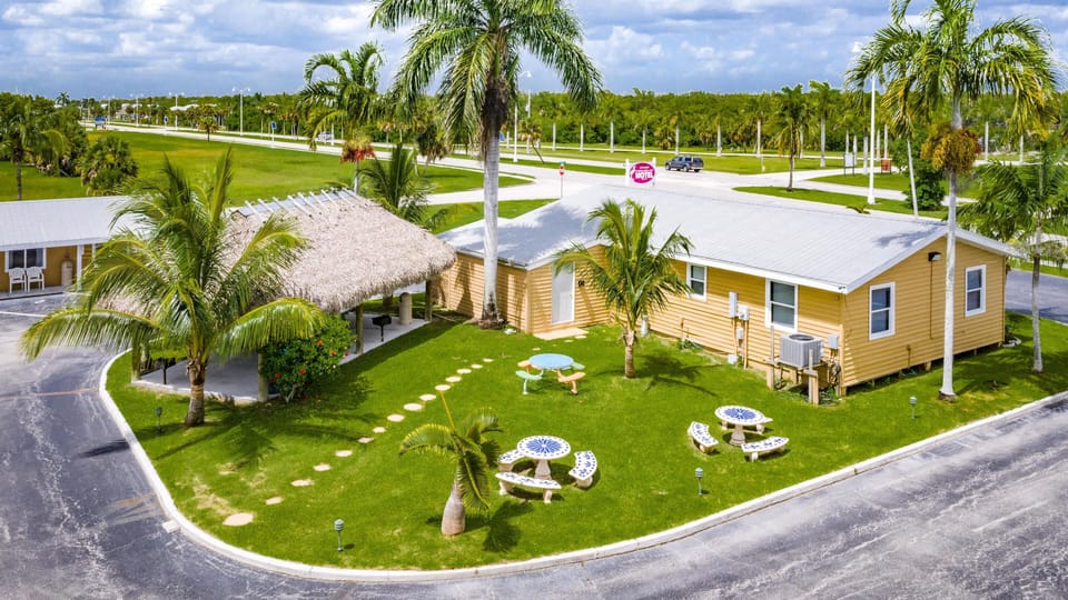 Everglades City Motel - Two Bedroom Apartment image 8
