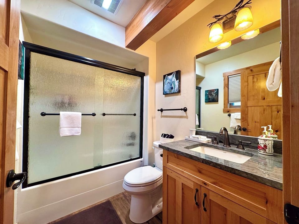 Main Floor King Ensuite