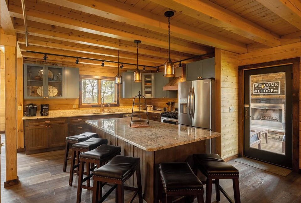 Full Kitchen w. Large Island + Barstool Seating