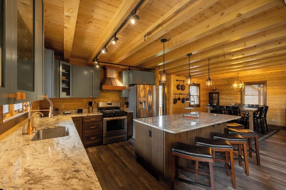 Full Kitchen w. Stainless Steel Appliances