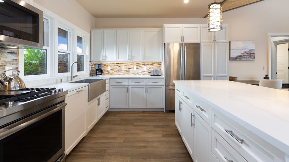 Gourmet kitchen - gas appliances and extremely well equipped