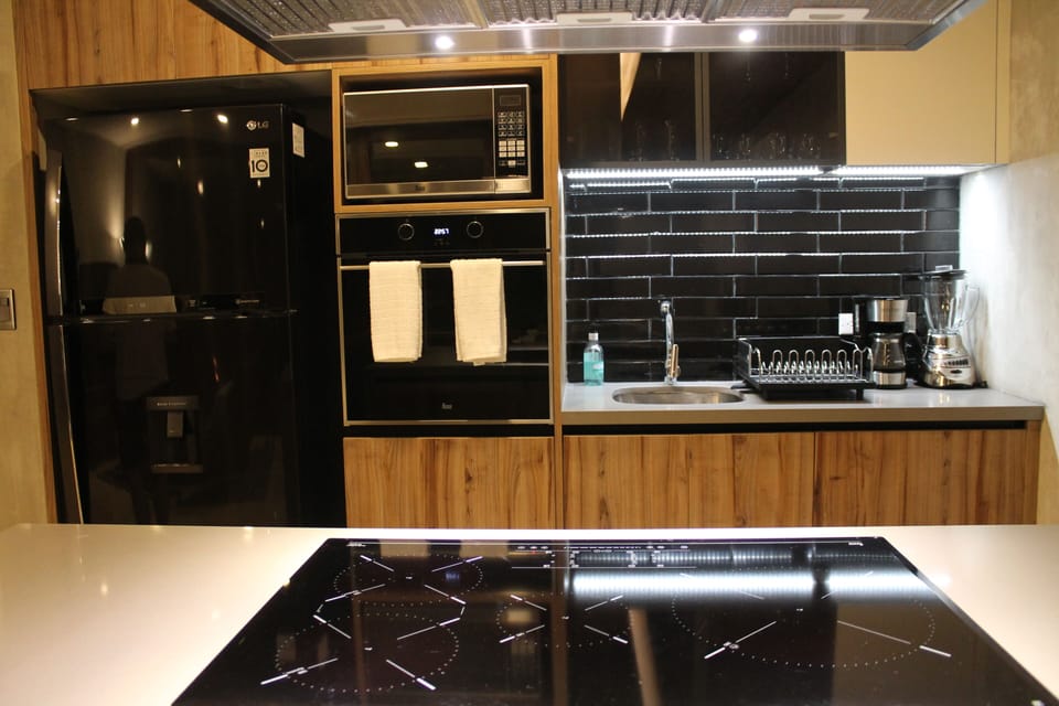 Fully equipped Kitchen with Top brand appliances.