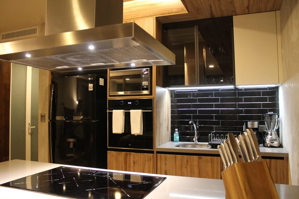 Fully equipped Kitchen with Top brand appliances.
