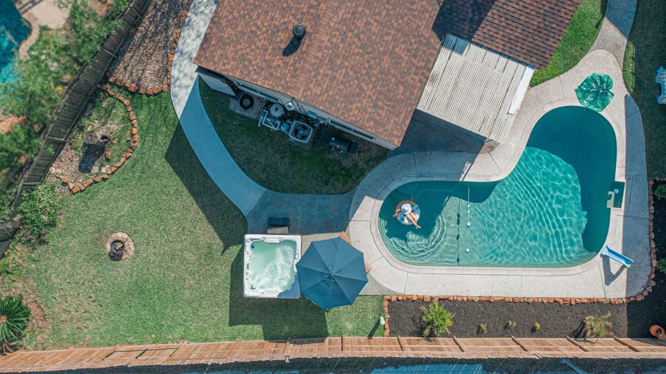 Clear blue pool that goes as deep as 9ft but also has a Toddler area on 1 end