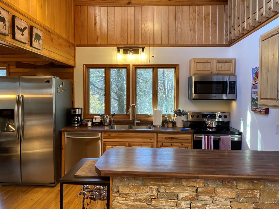 Full-size appliances - fridge, dishwasher, ceramic cook-top and oven + microwave