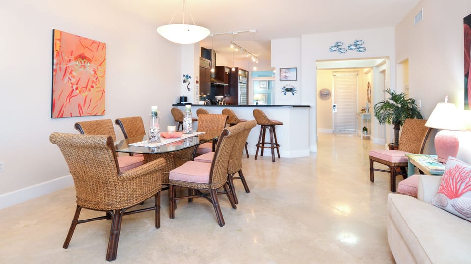 Dining Area and Breakfast Bar