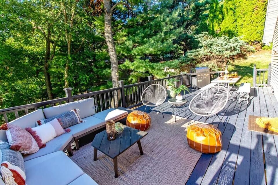 Cozy Corner + BBQ Food = GREAT Memories! ✨ Gather around for delicious bites and laughter, creating unforgettable moments in your favorite spot!
