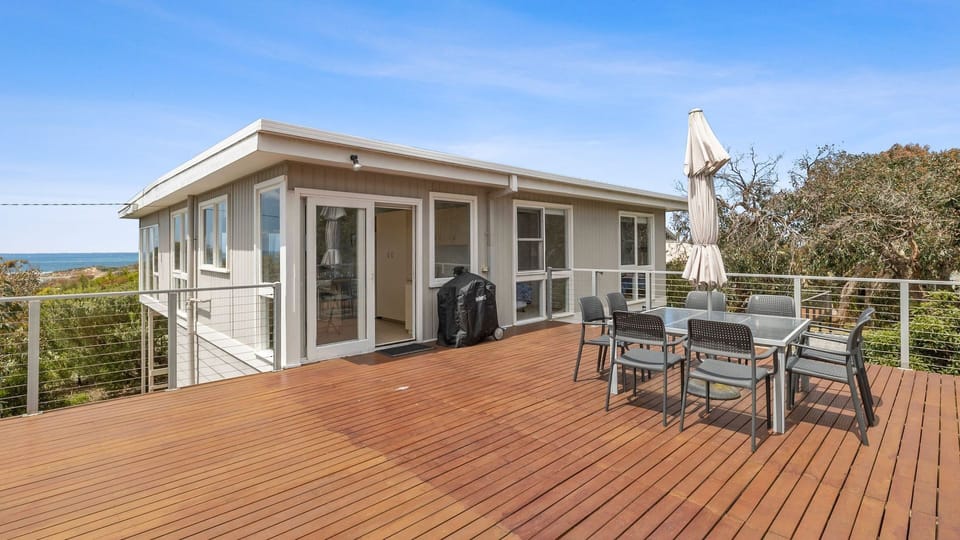Expansive deck for BBQ