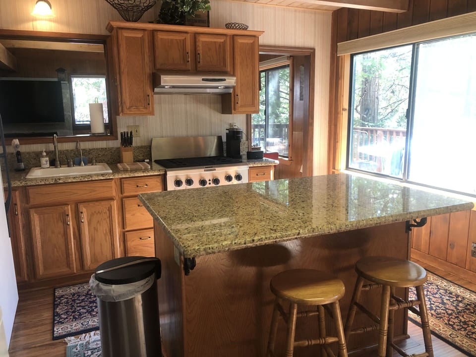 Updated kitchen (no dishwasher)