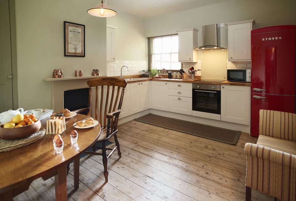 First floor: Well-equipped kitchen