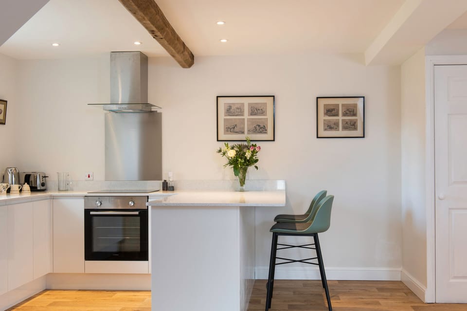 The Hop Kiln - Ground floor: Open-plan kitchen with breakfast bar and stools