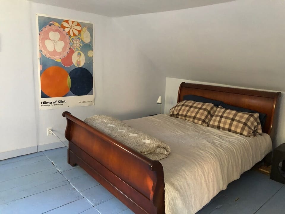 Room 1, king bed, upstairs.
