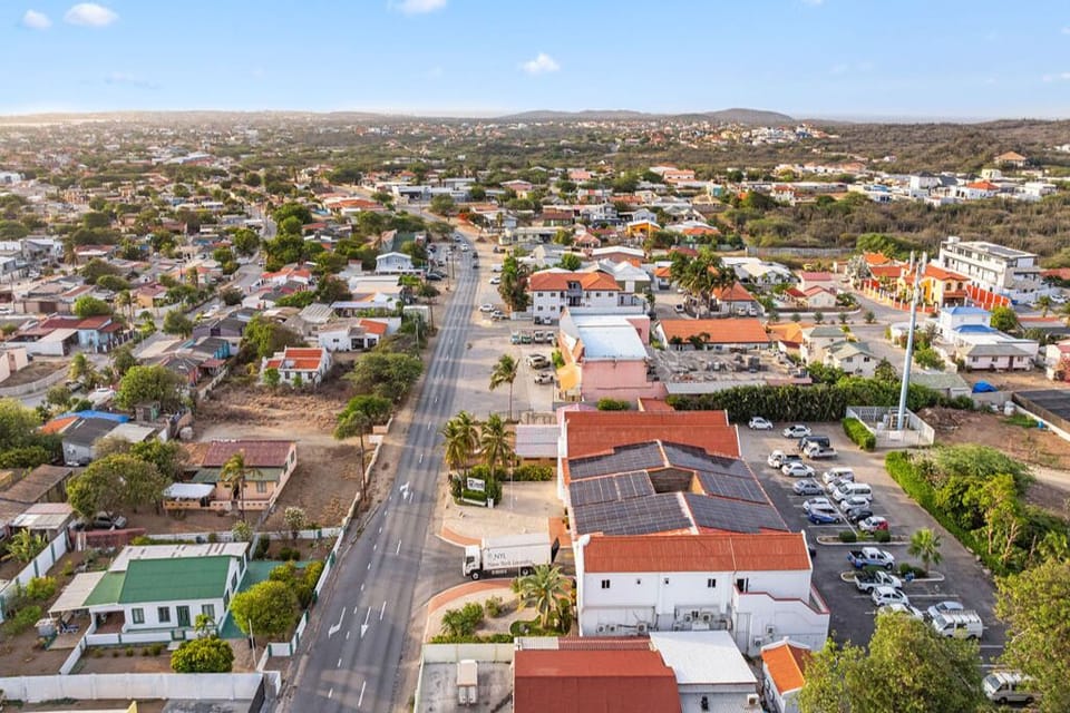 Location A Few Minute Drive From The Beach