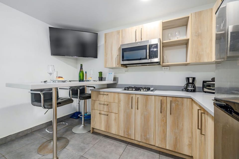 Fully Equipped Kitchen/Kitchen Bar