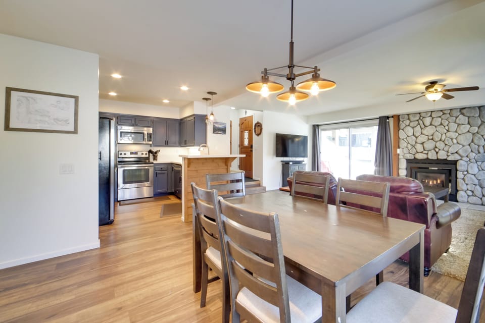 Dining Area | Dining Table | Dishware/Flatware