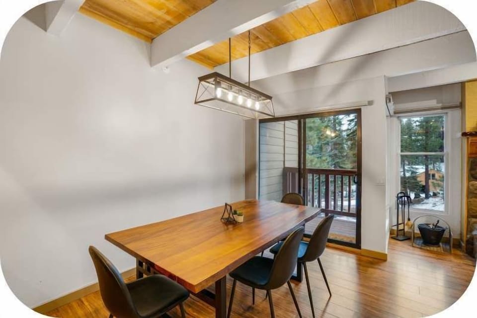Great dining table or table for game night