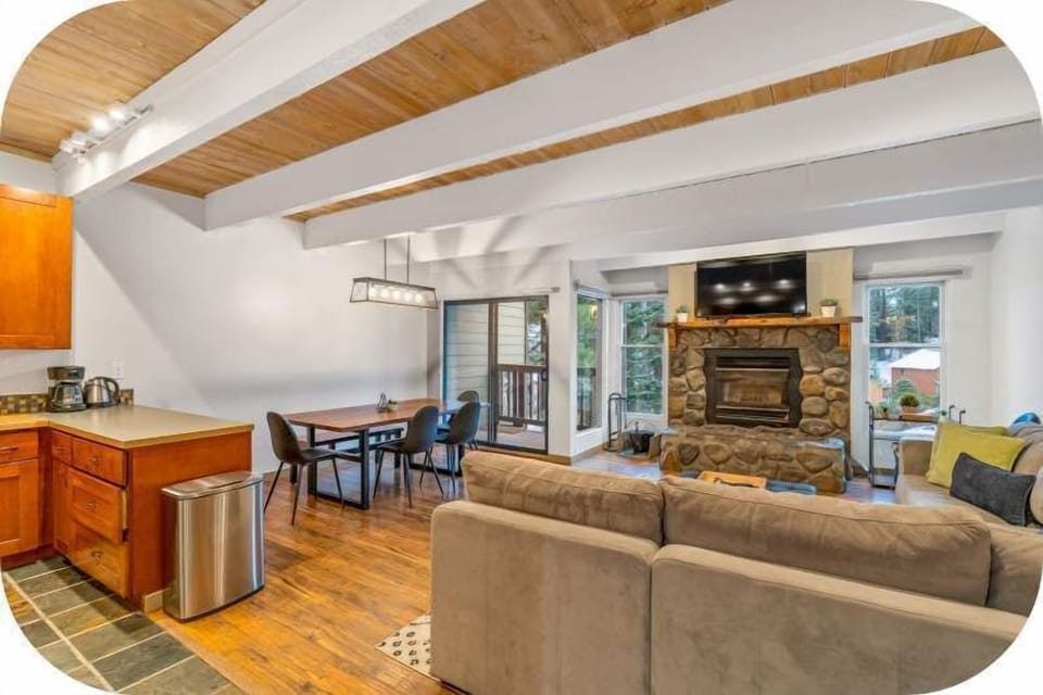 Beautiful unit with tons of windows and comfort