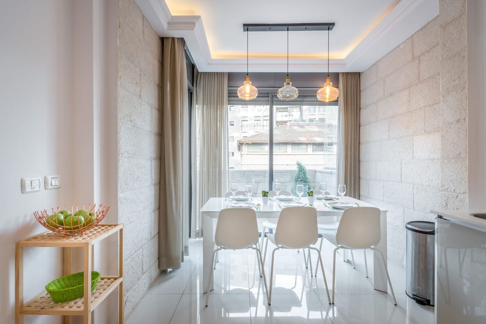 Dining / Restaurant