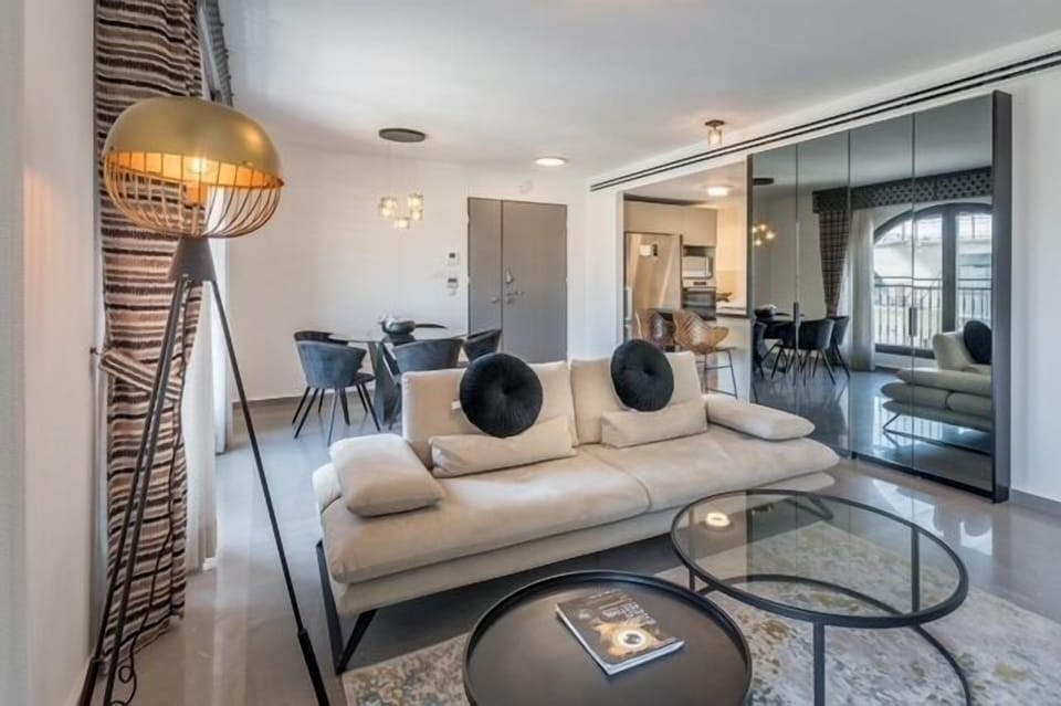 Living Room / Lounge